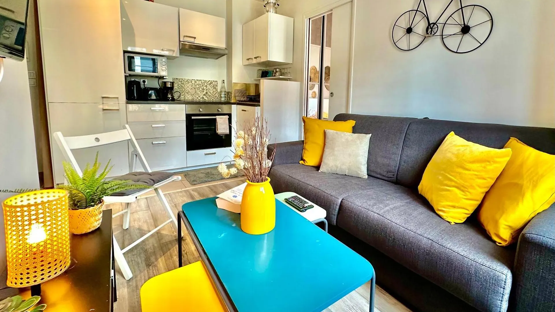 Bright And Stylish For 4 Next Eiffel Tower